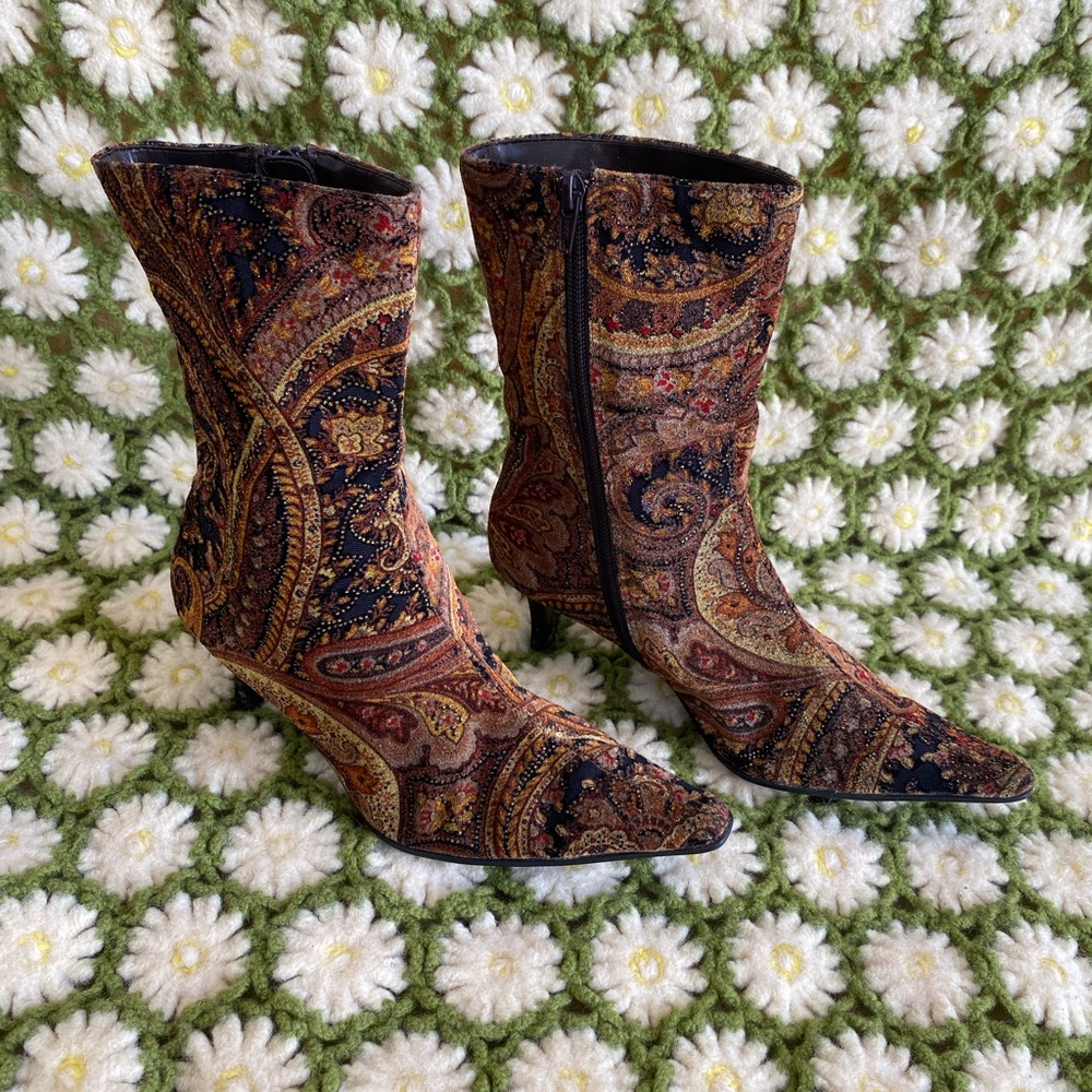 70s style shoes but not vintage, in good condition. Fits a above the anckle.